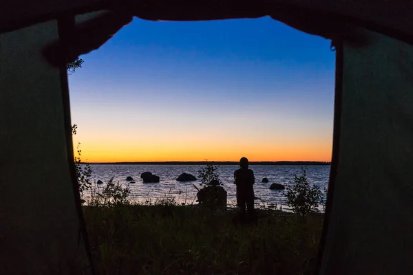Uitzicht Van Een Toeristische Tent Naar Kust Een Man Nachts — Stockfoto
