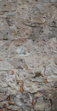  Eski bir çimento duvarı çatlamış, çatlaklar, çizikler eski bir beton duvarın arka planında eski bir alçı soyuluyor.