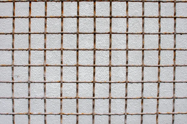 Parede Concreto Atrás Uma Treliça Metal Grade Metal Enferrujado — Fotografia de Stock
