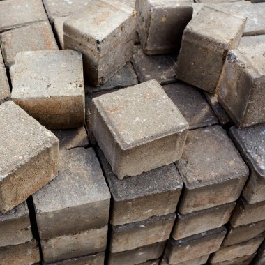 Bir sürü beton kaplama. Asfalt döşemek için beton tuğlalar.