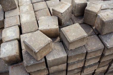 Yol yapımı için bir yığın yapı malzemesi. Asfalt döşemek için yapı malzemesi..