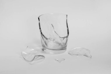 Kırık camlar ve beyaz arka planda kıymıklar.