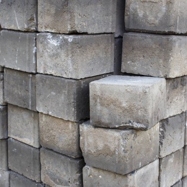 Asfalt döşemeye hazırlanan birkaç beton tuğla..