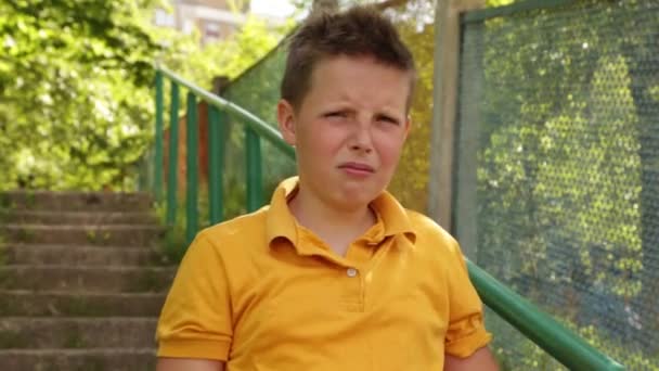 Egy sebzett fiú sárga ingben sír.. — Stock videók