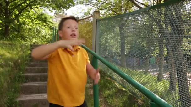 Der Teenager zeigte emotional auf den Vorfall auf der Straße. — Stockvideo