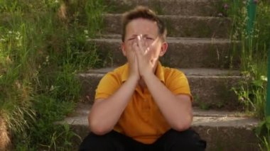 Depresyon ve öfke içinde güzel bir çocuk..