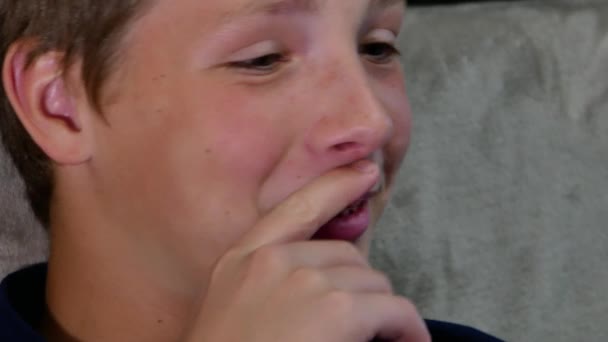 Ansigt close-up af en smilende smuk dreng. – Stock-video