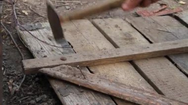 Tahtaya bir çivi çakıyorum..