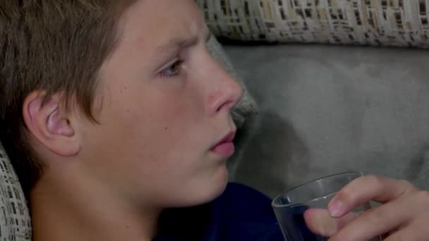 Chłopak pije wodę ze szklanki.. — Wideo stockowe