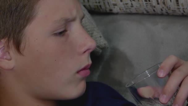 Chłopak trzyma szklankę wody w ręku.. — Wideo stockowe