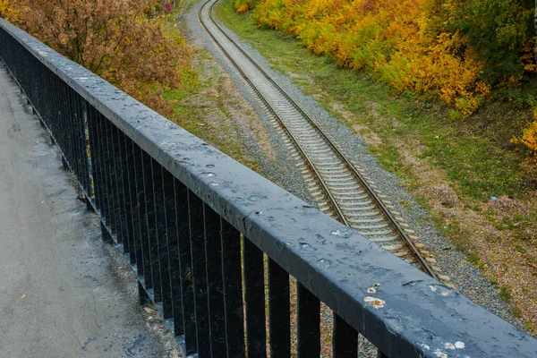 Мост через железную дорогу осенью. — стоковое фото