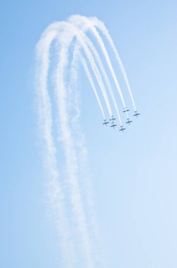 Akrobasi grubu gösterisi sırasında Radom, Polonya