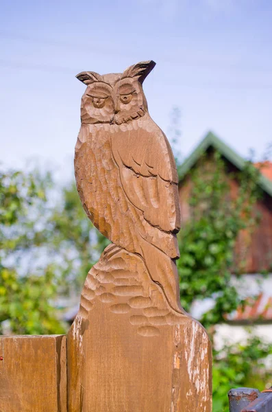 围栏上的木猫头鹰雕像 — 图库照片