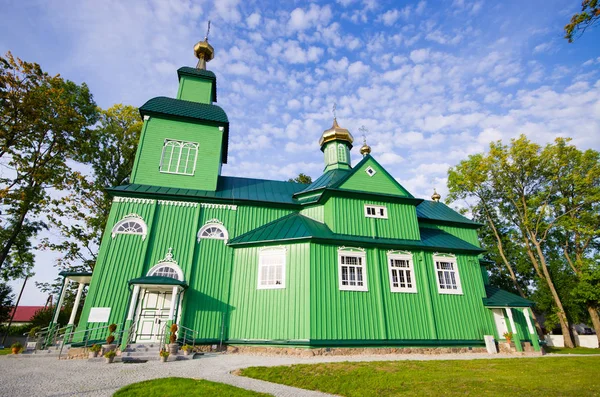 Trzescianka ポーランドの緑の木造教会 — ストック写真