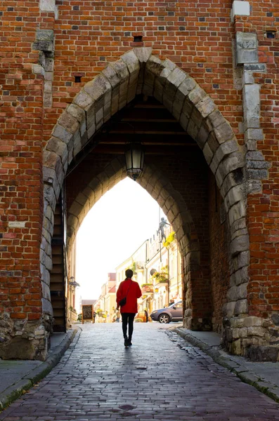 Mujer Joven Puerta Sandomierz Polonia — Foto de Stock