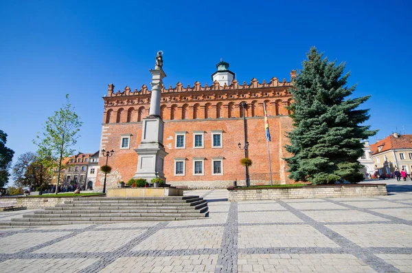 桑多梅日 波兰城镇广场和市政厅 — 图库照片