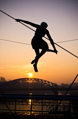 Krakow, Polonya - 11 Aralık 2017: akrobatlar heykelleri. Köprüde Vistula üzerinde asılı ünlü heykeller.