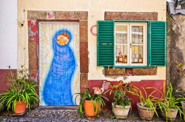 Funchal, Madeira Adası, Portekiz - 12 Mayıs 2017: renkli kapı. Peri-boyalı kapı bir şehrin ana konumlar vardır.
