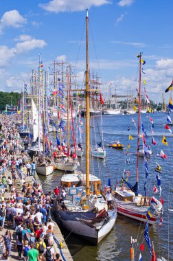 Szczecin, Polonya - 05 Ağustos 2017: Uzun gemi yarışları. Gemi yelken için uluslararası olay. Szczecin şehir Tall Ships yarışları Şu anki sponsorudur