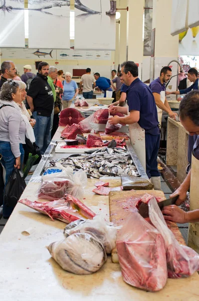 Funchal, Madeira Adası, Portekiz - 12 Mayıs 2017: Mercado dos Lavradores. Campania'daki piyasa ile geniş değişiklik-in meyve ve balık.