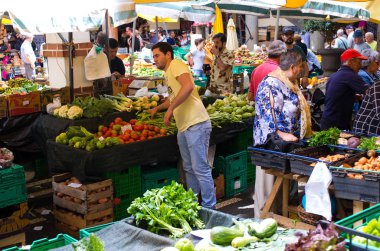 Funchal, Madeira Adası, Portekiz - 12 Mayıs 2017: Mercado dos Lavradores. Campania'daki piyasa ile geniş değişiklik-in meyve ve balık.