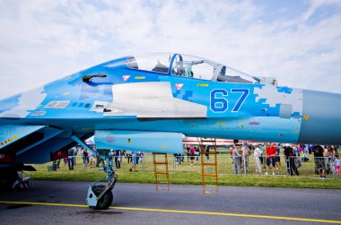 Radom, Polonya - 26 Ağustos 2017: Su-27 Airshow Radom üzerinde. Orta Avrupa'nın en ünlü havacılık olaylardan biri.