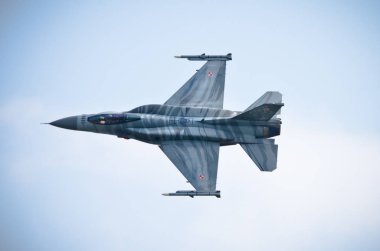 Radom, Polonya - 26 Ağustos 2017: Airshow Radom F-16. Orta Avrupa'nın en ünlü havacılık olaylardan biri.
