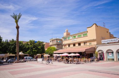 Taroudant, Fas - 22 Mart 2016: şehrin ana Meydanı. Berber şehir, Fas'ın Güney Sous Vadisi'nde yer