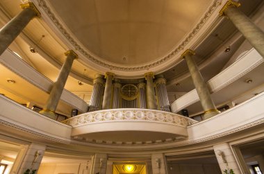Rawicz, Polonya - 19 Haziran 2016: kilise iç. St. Andrew Bobola kilisede Rawicz inşaatı 1803 yılında başladı. Kilisenin? s tarihi vaftiz yazı tipi ile İsa'nın vaftiz kapak.