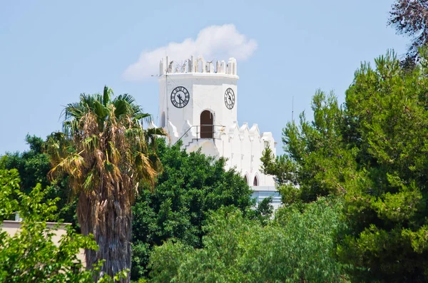 Kos kasabasında beyaz saat kulesi, Yunanistan — Stok fotoğraf