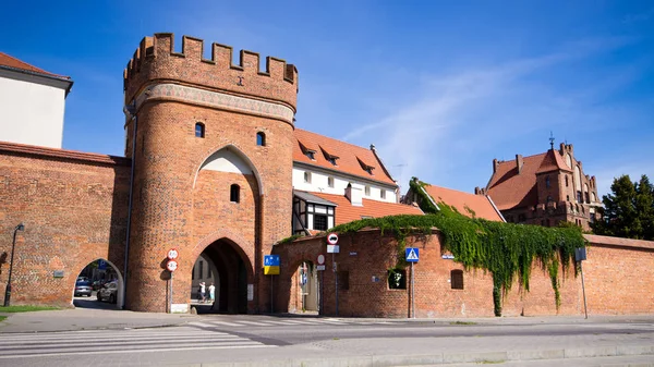 Berühmtes Tor in Mauern von Torun, Polen — Stockfoto