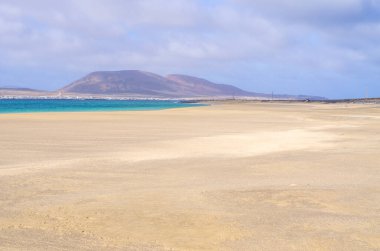 Lanzarote, İspanya 'daki kayalıklarla çevrili Risco plajı.