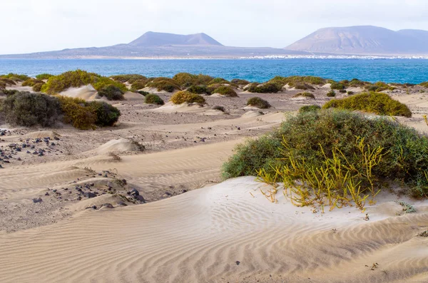 Strand Von Risco Umgeben Von Klippen Auf Lanzarote Spanien — Stockfoto