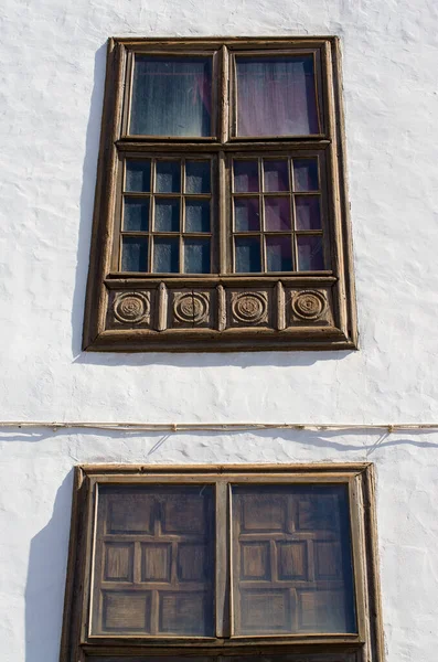 Viejas Ventanas Marrones Pared Blanca — Foto de Stock