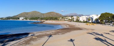 Port de Alcudia 'nın Sahil Kenarı - Mallorca, İspanya