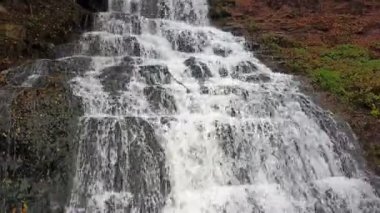 Sonbaharın güzel Dzhurinsky şelale. Ukrayna