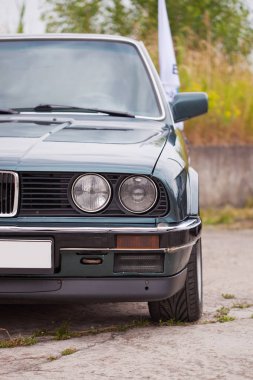 Kışın eski, yeşil, Alman aile araba önden görünüm.