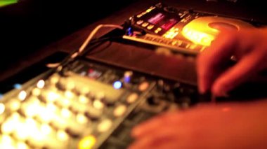 Dj gece kulübünde karıştırma