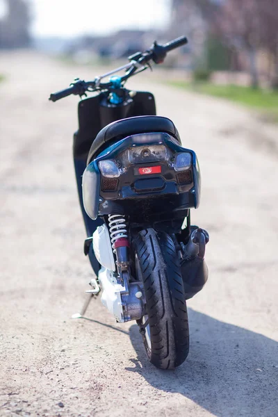 Scooter Moderno Azul Estrada Cascalho Visão Traseira — Fotografia de Stock