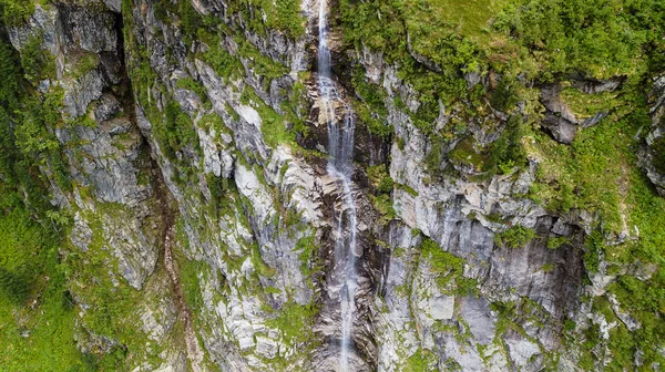 Vista Aérea Cachoeira Nas Montanhas Alpinas — Fotografia de Stock