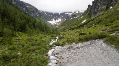 Alp dağlarında dağ tanıtıcının havadan görünümü.