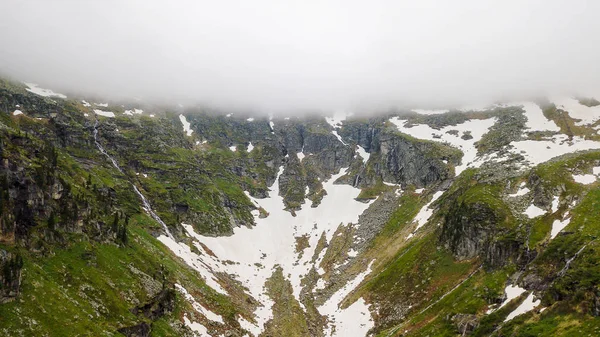 Widok Lotu Ptaka Śniegu Kanionie Wysokiej Alpejskich Gór — Zdjęcie stockowe