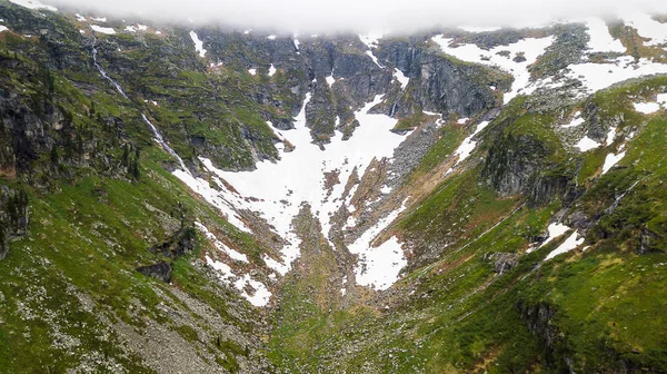 Widok Lotu Ptaka Śniegu Kanionie Wysokiej Alpejskich Gór — Zdjęcie stockowe