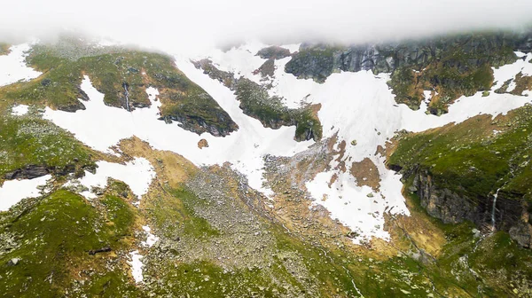 Luftaufnahme Des Schnees Einer Schlucht Hoch Den Alpinen Bergen — Stockfoto