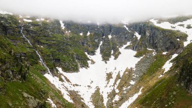Alp Dağları yüksek kanyonda karda havadan görünümü.