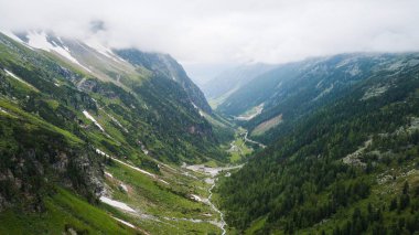 Alp Dağları 'ndaki kanyonun havadan görünüşü.