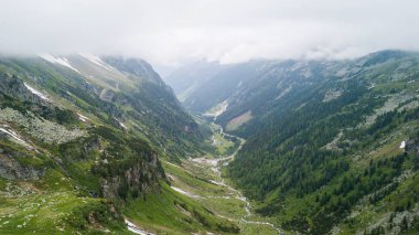 Alp Dağları 'ndaki kanyonun havadan görünüşü.