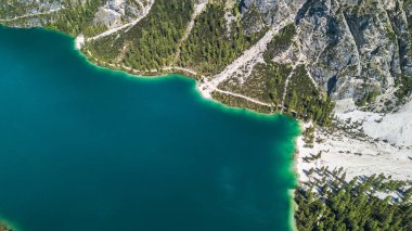 Göl Lago Di Braies açık hava görüş kristalin.