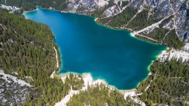 Göl Lago Di Braies açık hava görüş kristalin.