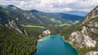 Göl Lago Di Braies evi ile açık hava görüş kristalin.